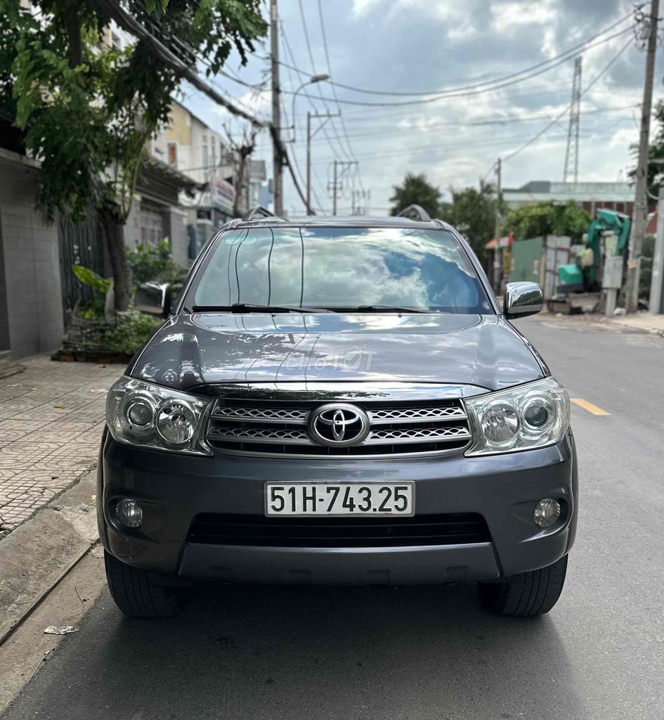 Toyota Fortuner 2010 - ảnh 3