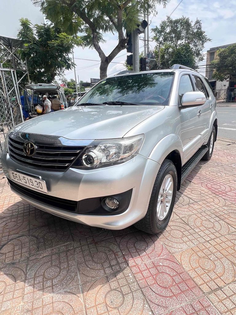 Toyota Fortuner 2012 - ảnh 1