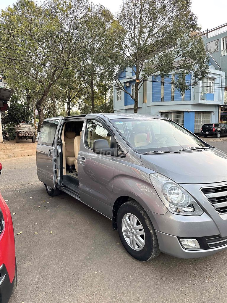 Hyundai Starex - ảnh 1