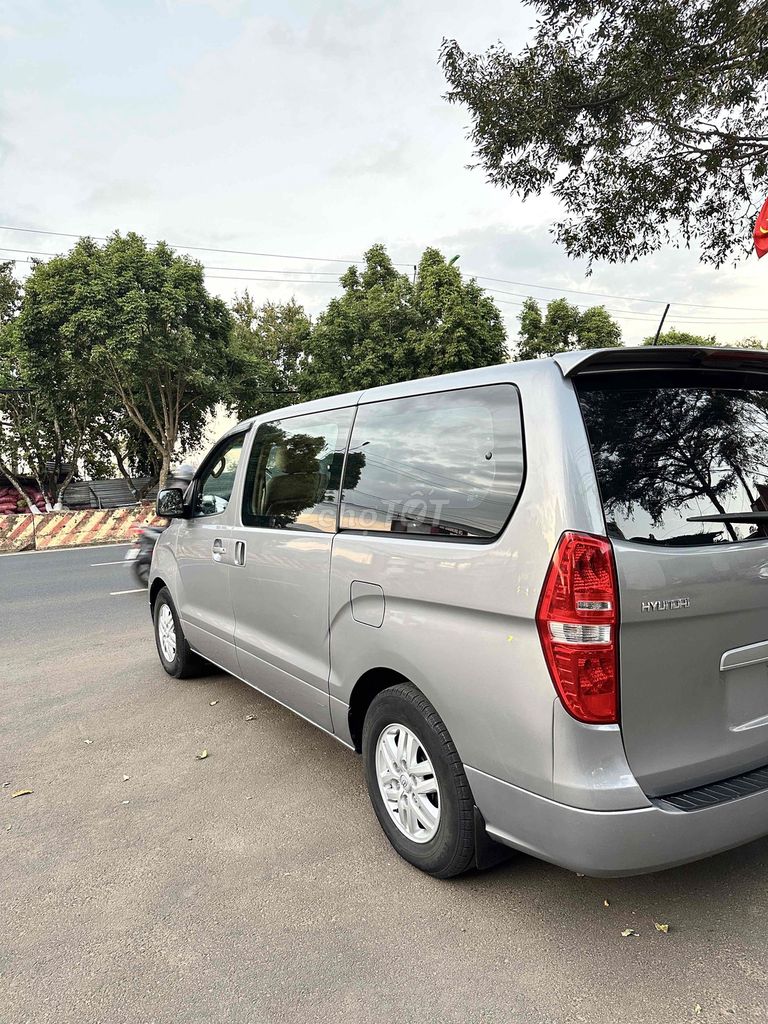 Hyundai Starex - ảnh 2