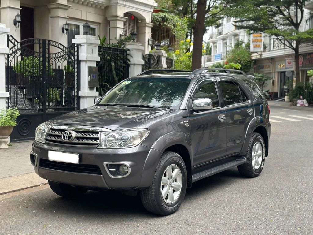 Toyota Fortuner 2010 - ảnh 1