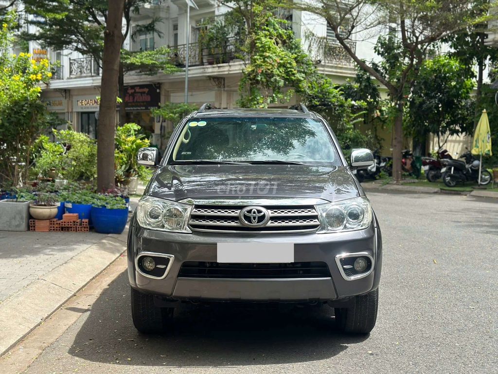 Toyota Fortuner 2010 - ảnh 3