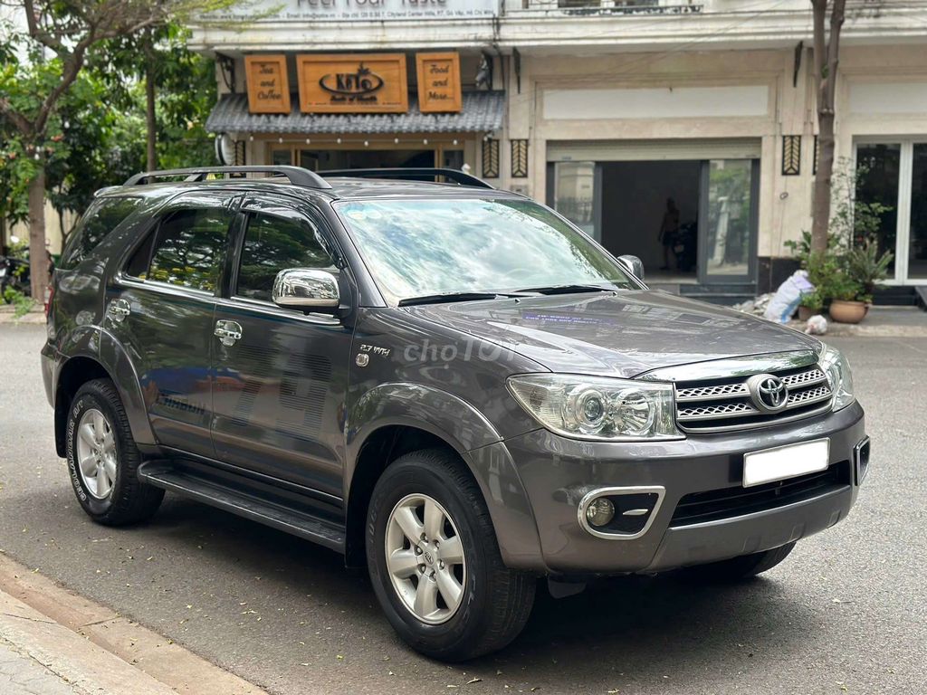Toyota Fortuner 2010 - ảnh 4