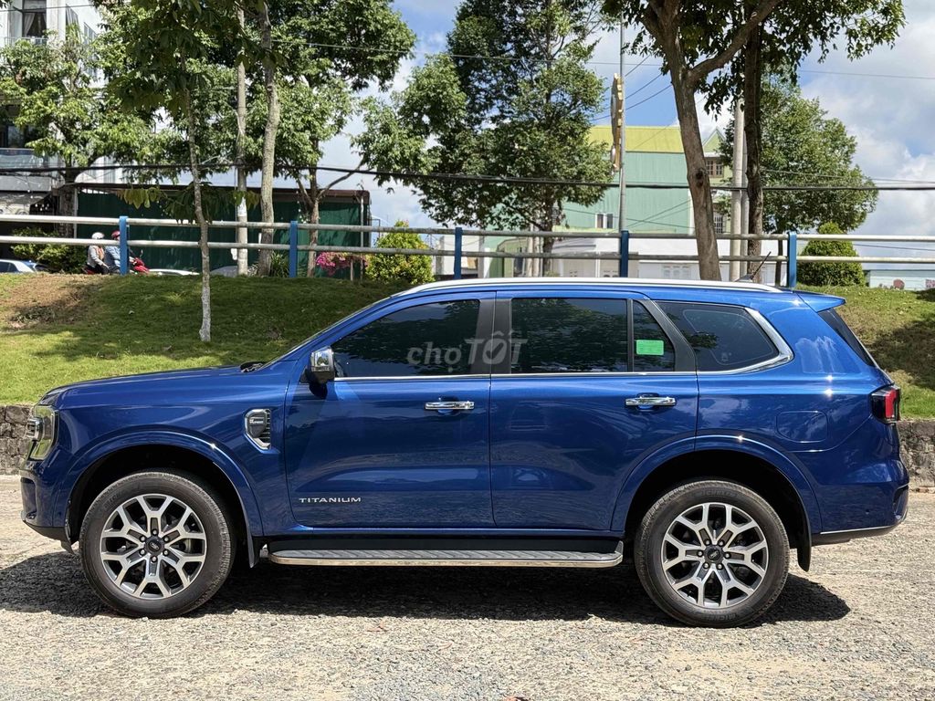 Ford Everest 2022 - ảnh 1