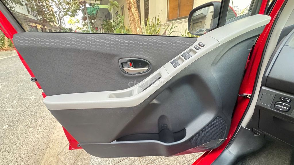 Toyota Yaris 2010 - ảnh 2