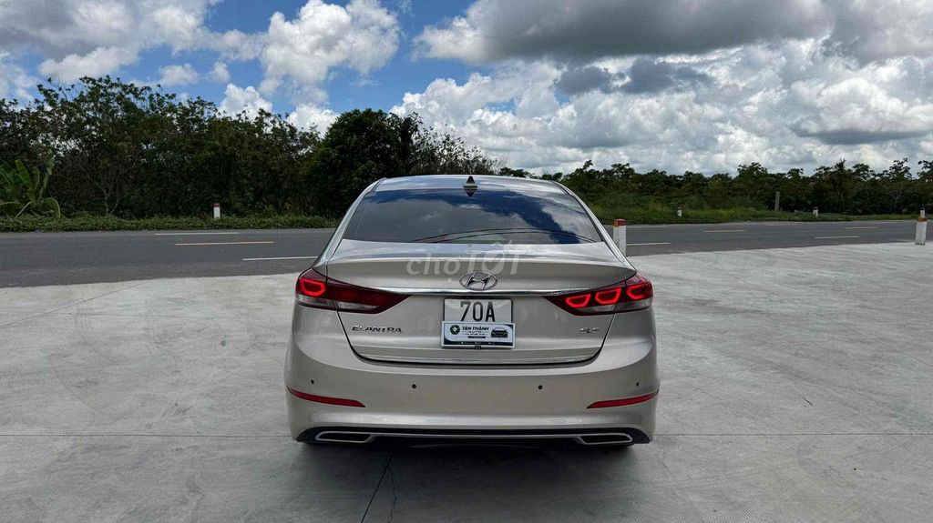 Hyundai Elantra 2.0 AT 2018 - ảnh 2