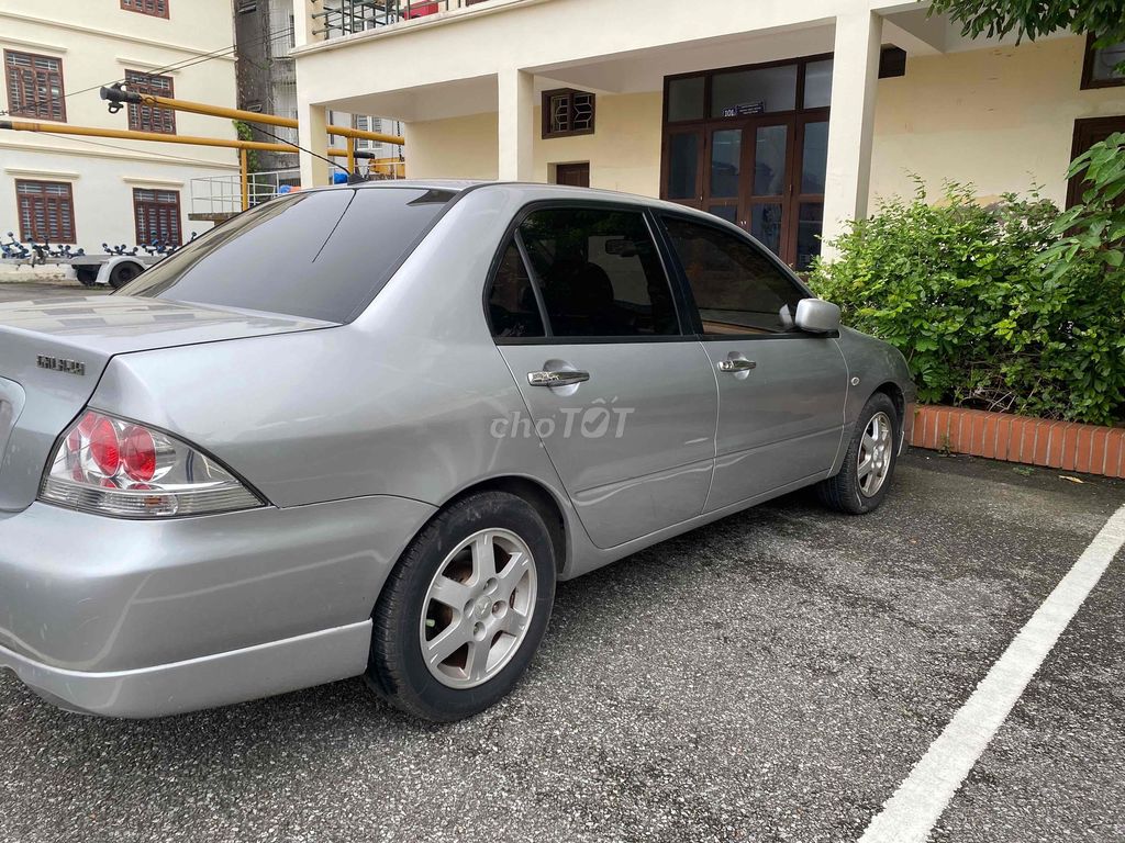 Mitsubishi Lancer - ảnh 1