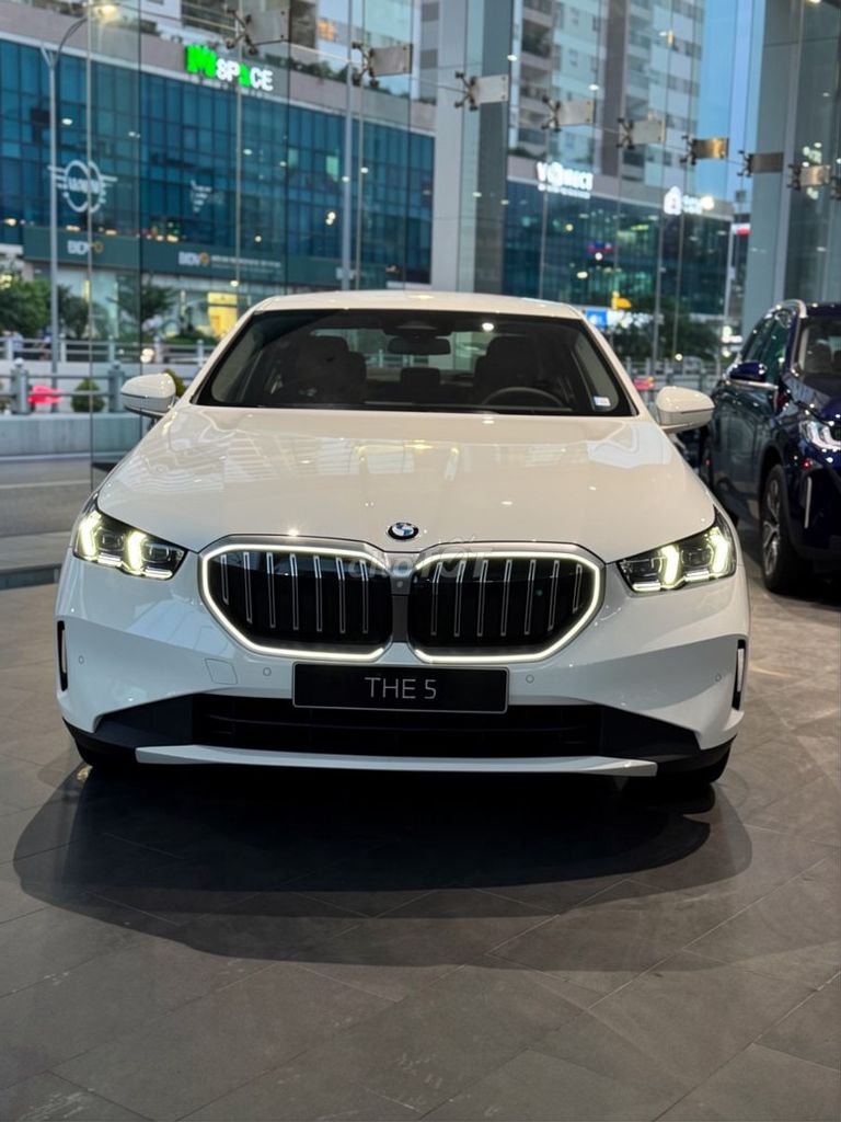 BMW 5 Series 2024 - ảnh 1