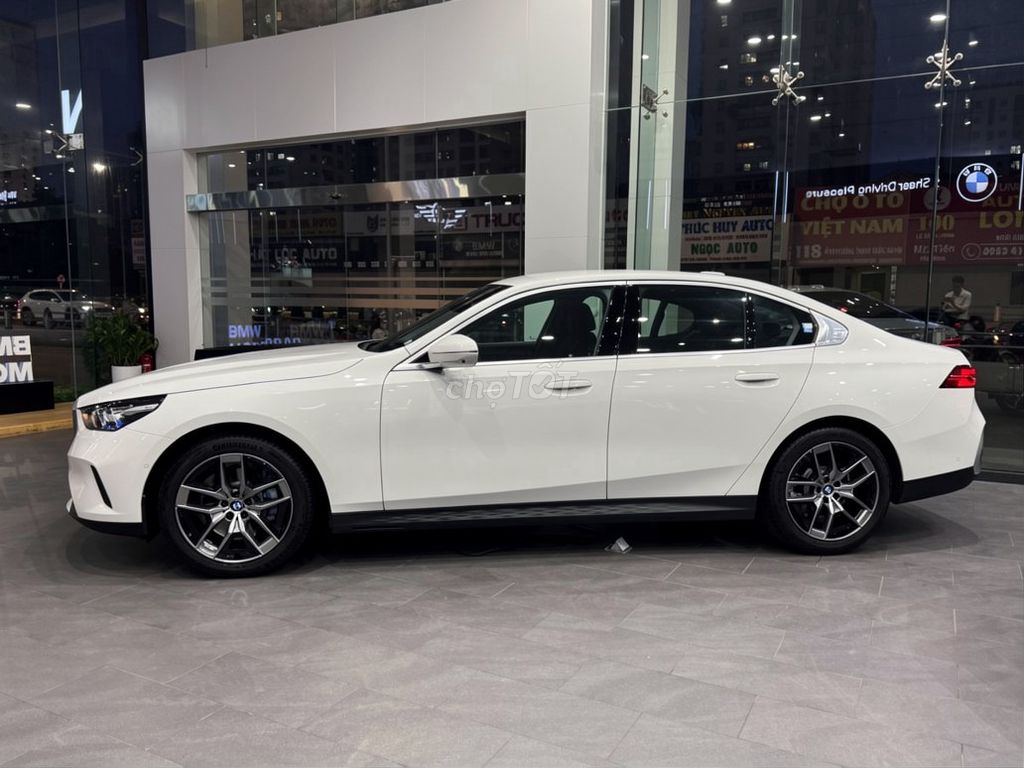 BMW 5 Series 2024 - ảnh 5
