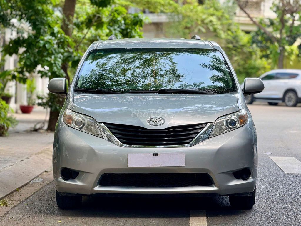 Toyota Sienna 2010 - ảnh 2