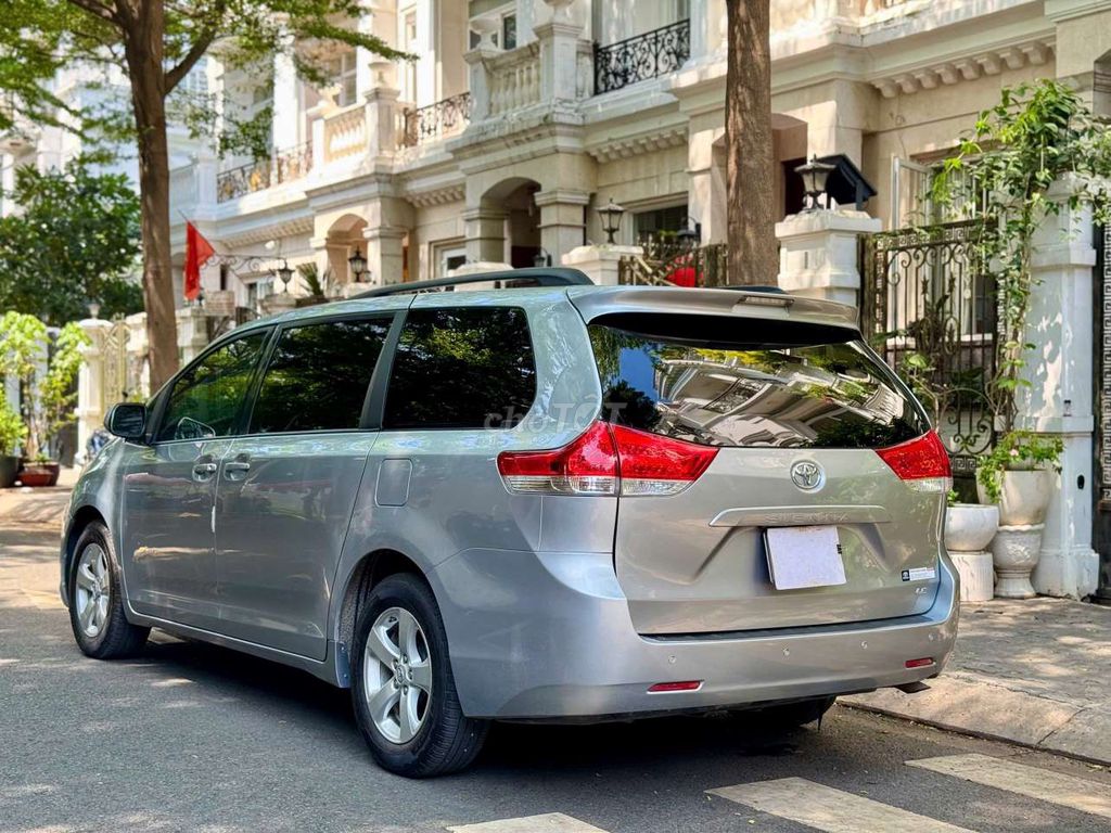 Toyota Sienna 2010 - ảnh 3