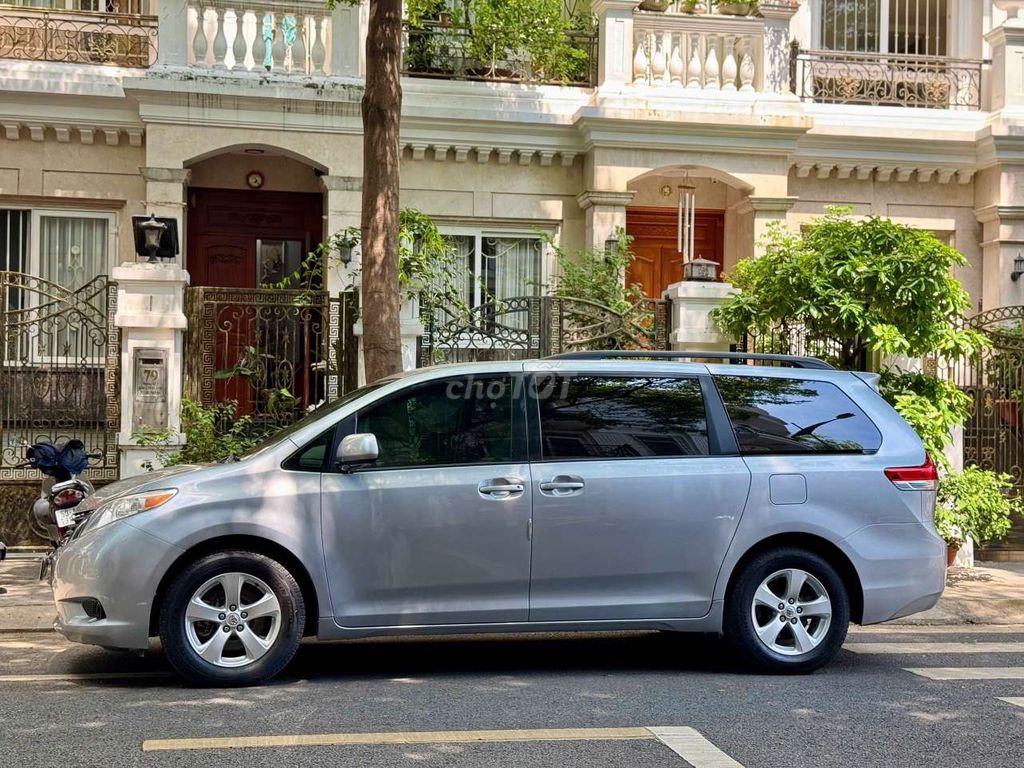 Toyota Sienna 2010 - ảnh 4