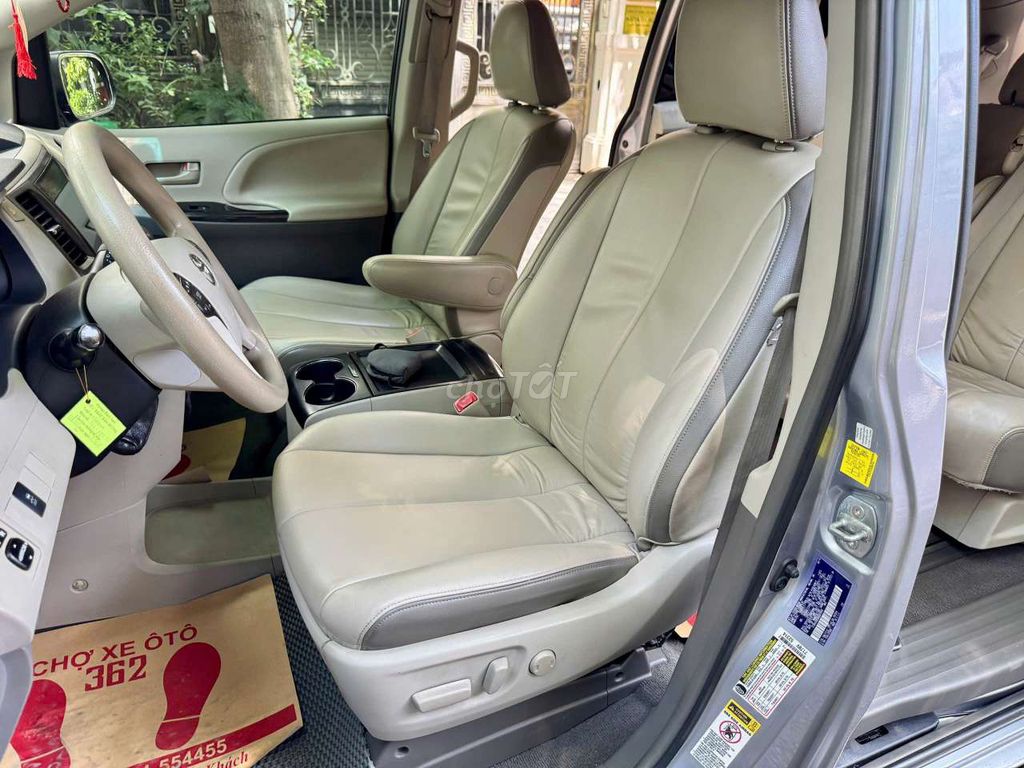 Toyota Sienna 2010 - ảnh 5