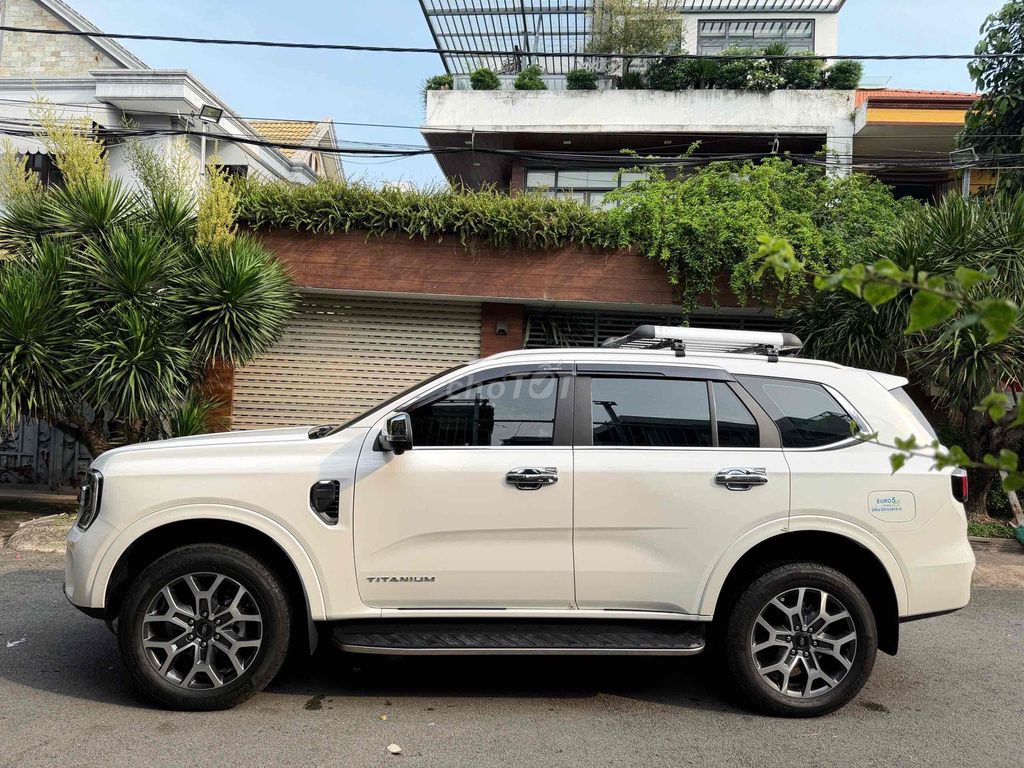 Ford Everest 2024 - ảnh 1