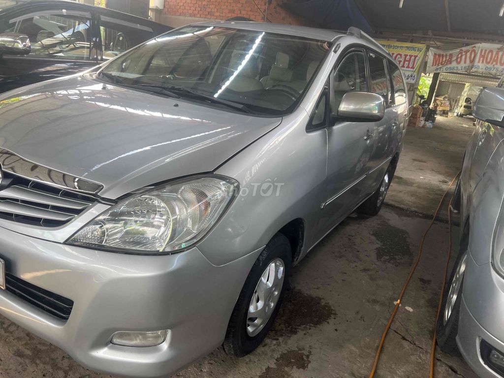 Toyota Innova - ảnh 1