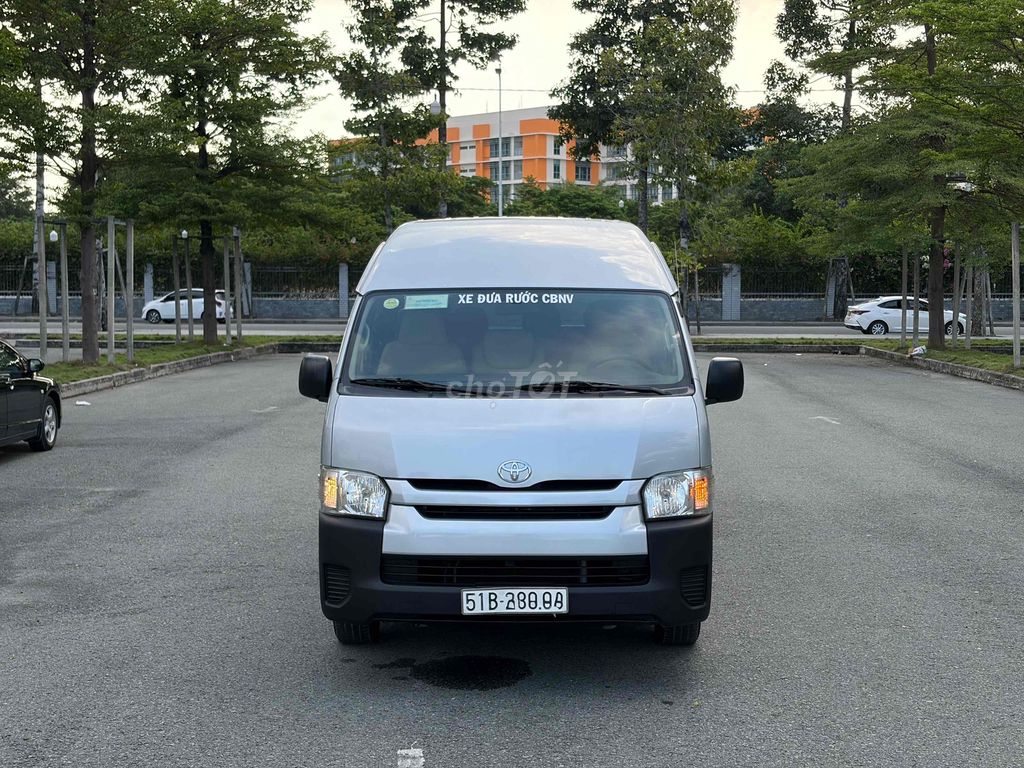 Toyota Hiace 2017 - ảnh 2