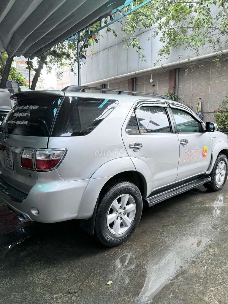 Toyota Fortuner 2010 - ảnh 2