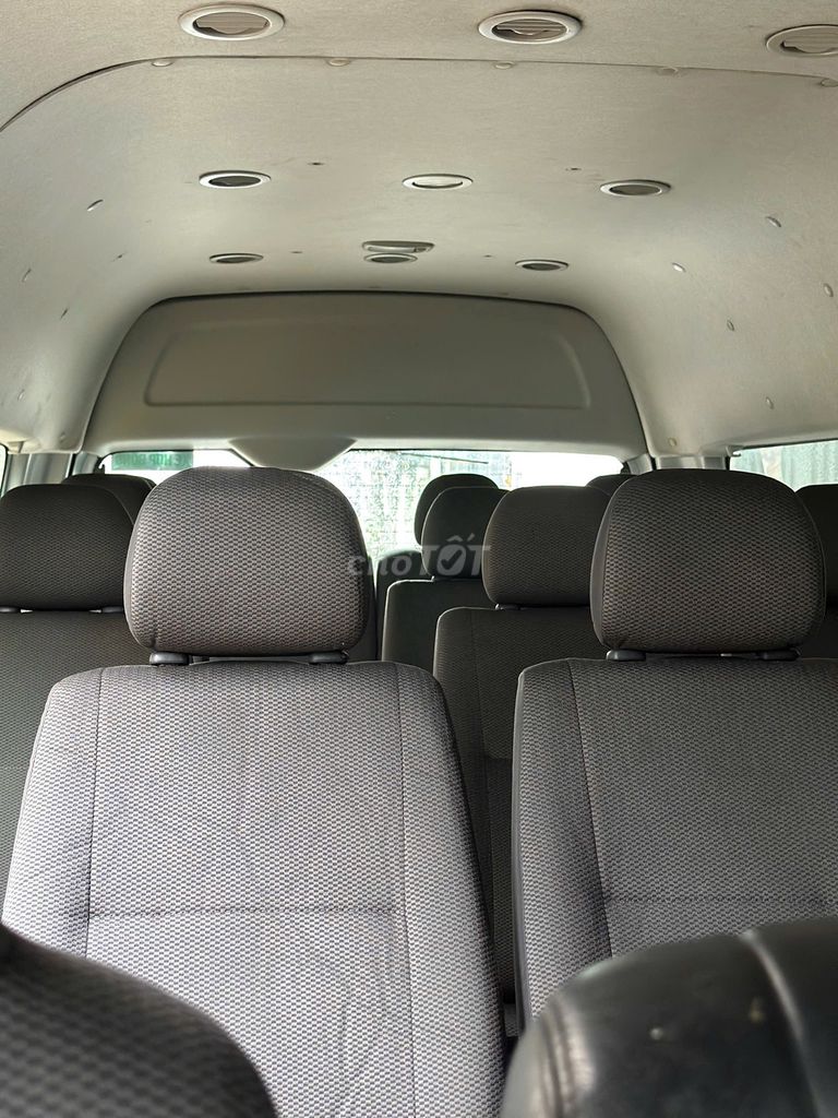 Toyota Hiace 2017 - ảnh 2