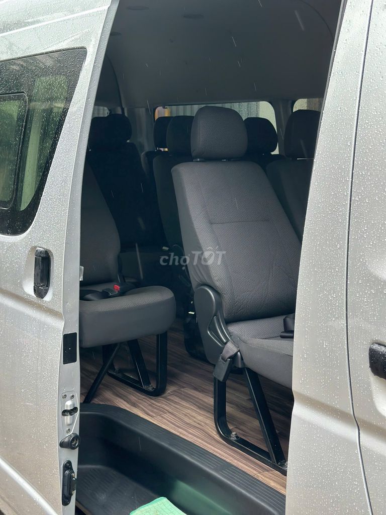 Toyota Hiace 2017 - ảnh 4