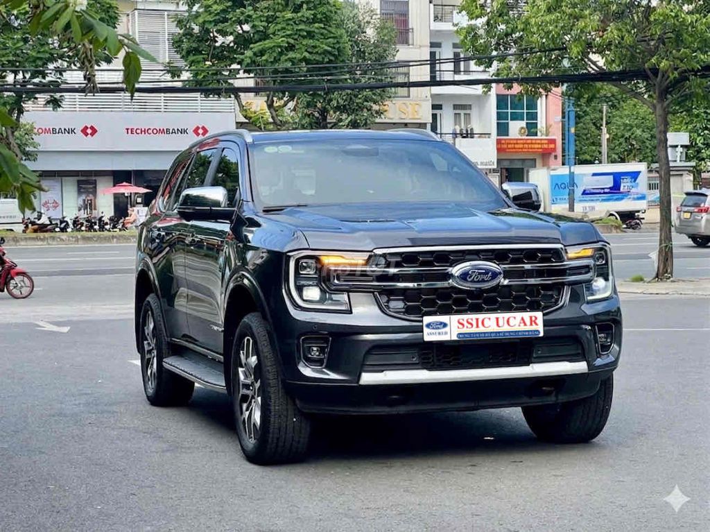 Ford Everest 2025 - ảnh 1