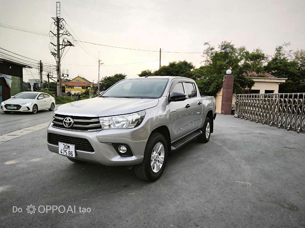 Toyota Hilux - ảnh 1