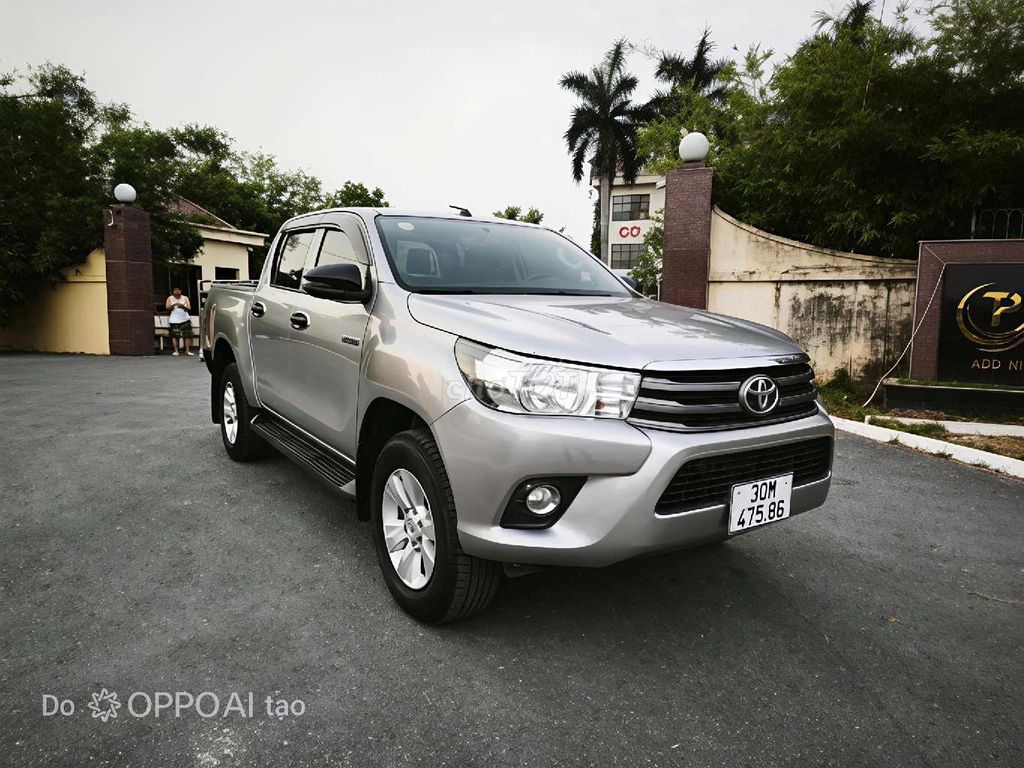 Toyota Hilux - ảnh 2