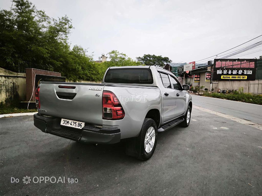 Toyota Hilux - ảnh 4