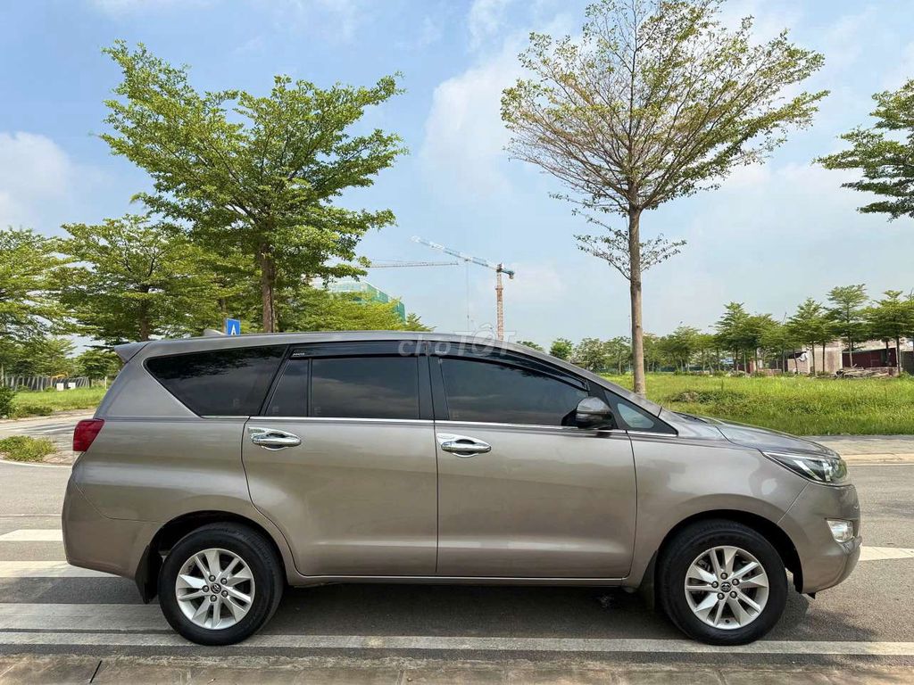Toyota Innova 2.0E - ảnh 2