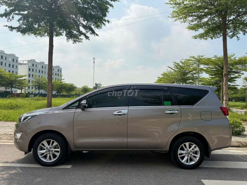 Toyota Innova 2.0E - ảnh 3