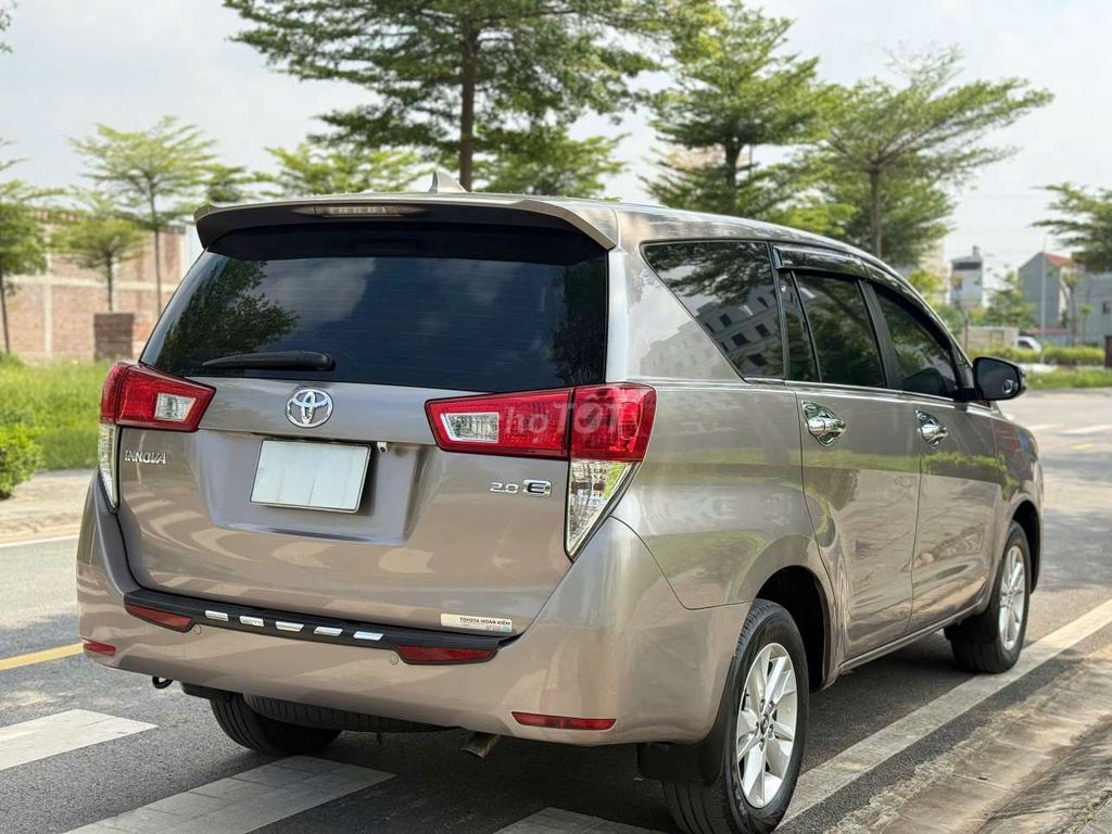Toyota Innova 2.0E - ảnh 4