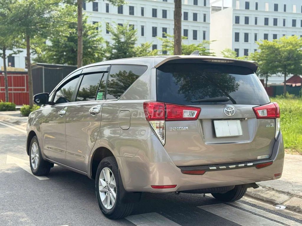 Toyota Innova 2.0E - ảnh 5