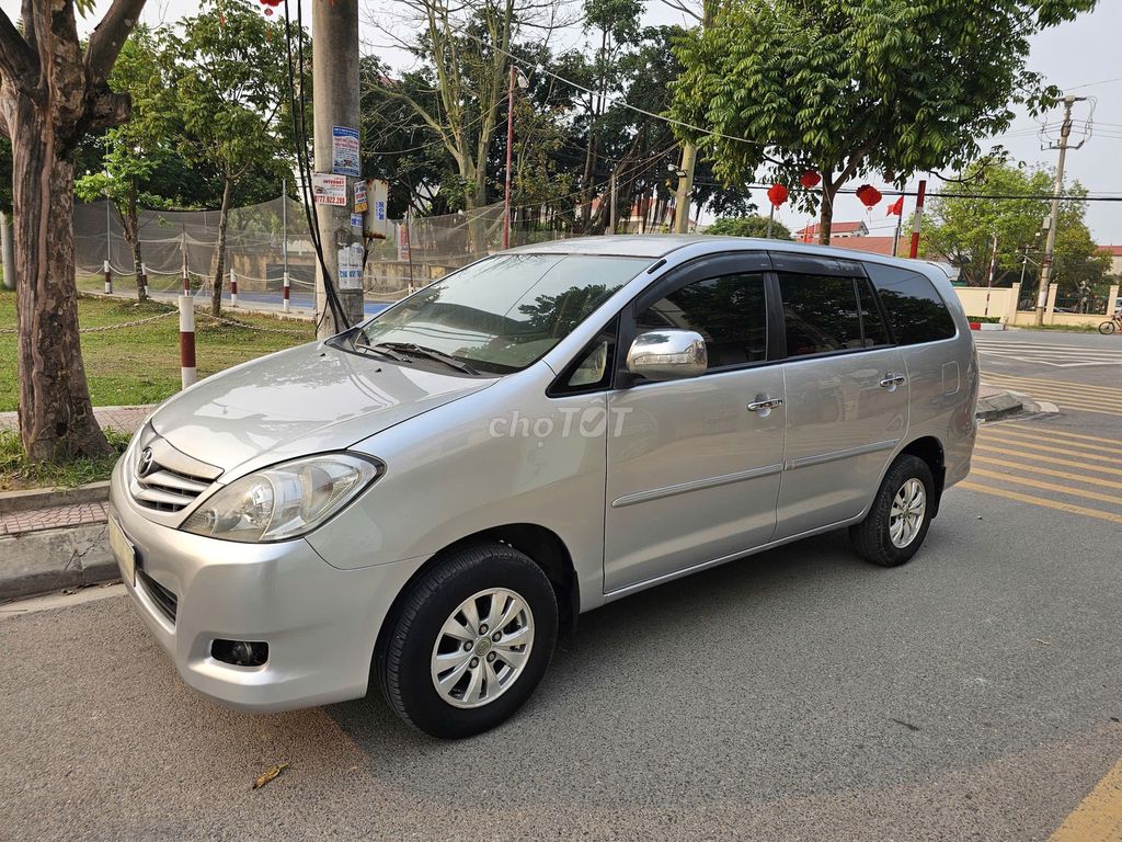 Toyota Innova 2.0G 2011 - ảnh 2