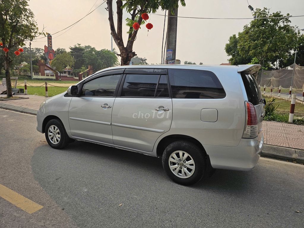 Toyota Innova 2.0G 2011 - ảnh 3