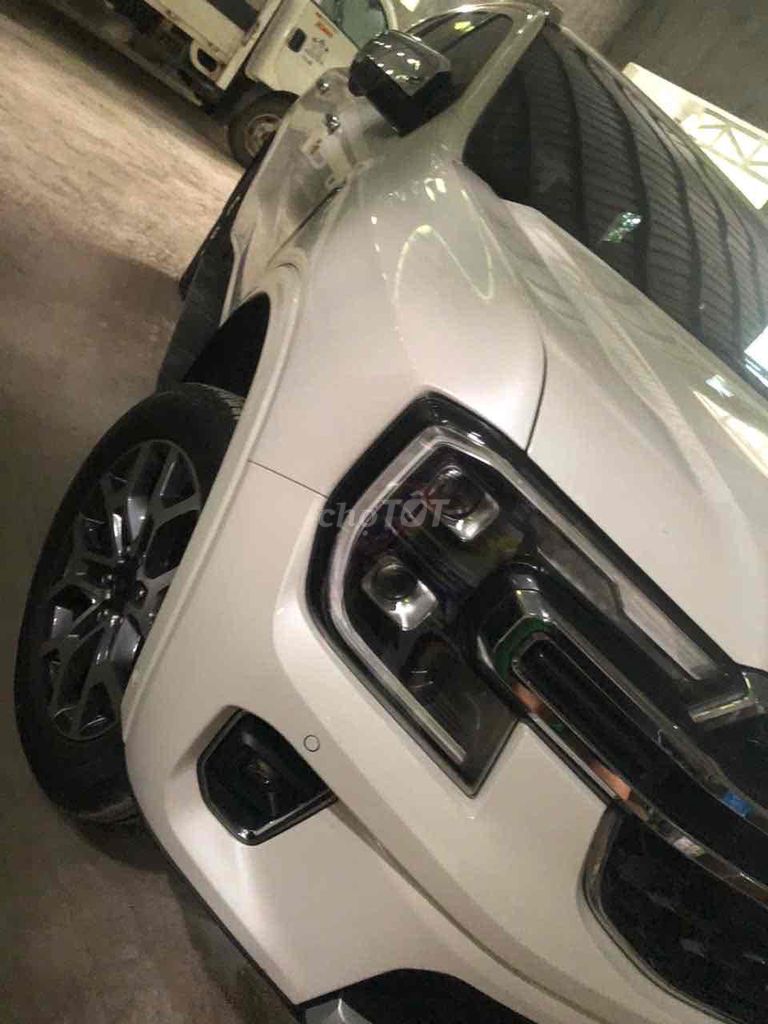 Ford Everest - ảnh 1