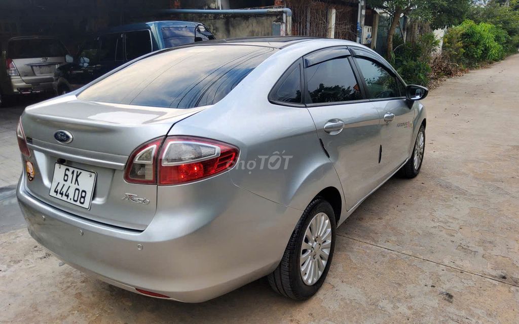 Ford Fiesta 2011 - ảnh 2