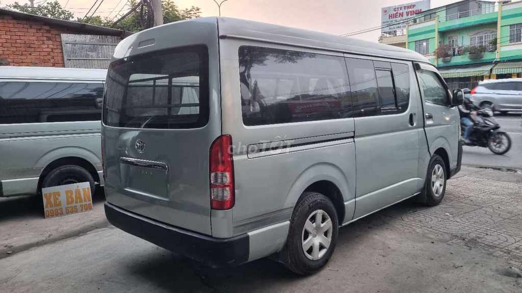 Toyota Hiace 2010 - ảnh 3
