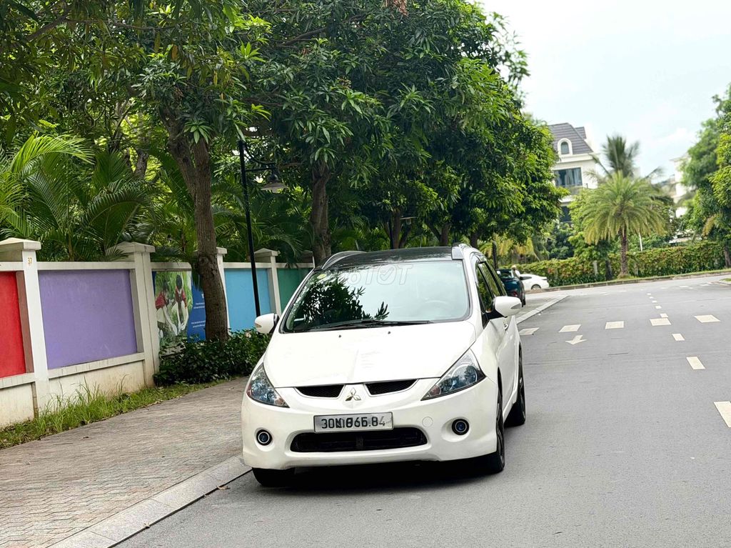 Mitsubishi Grandis 2009 - ảnh 2