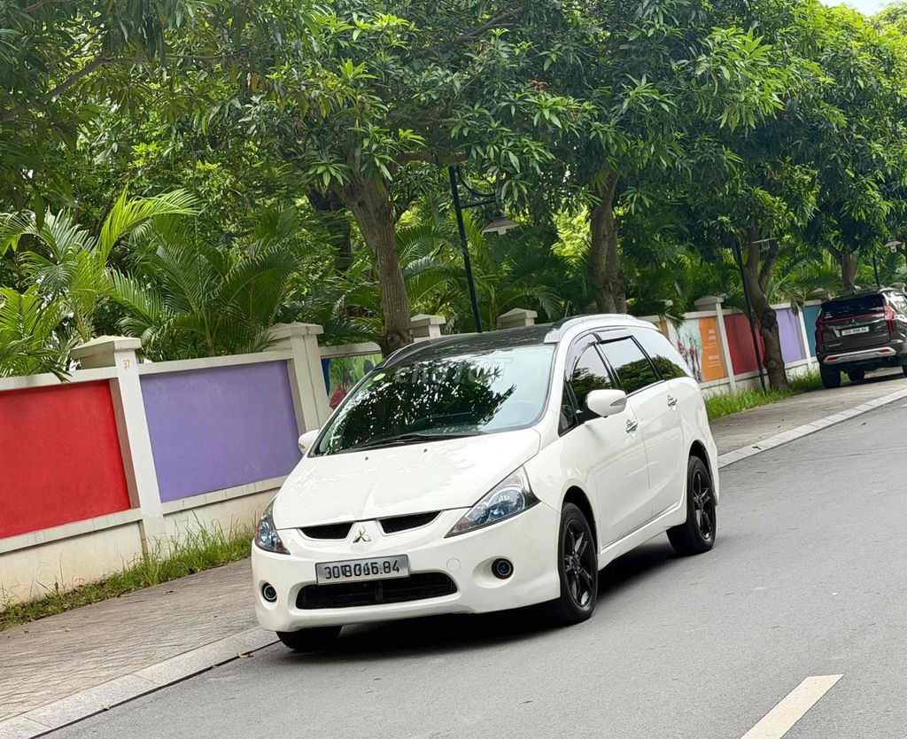Mitsubishi Grandis 2009 - ảnh 3