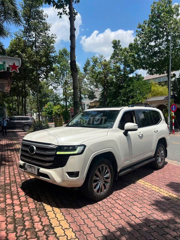 Toyota Land Cruiser LC300 2021 - ảnh 3
