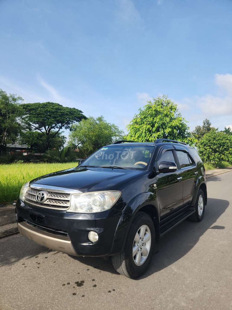Toyota Fortuner 2010 - ảnh 2
