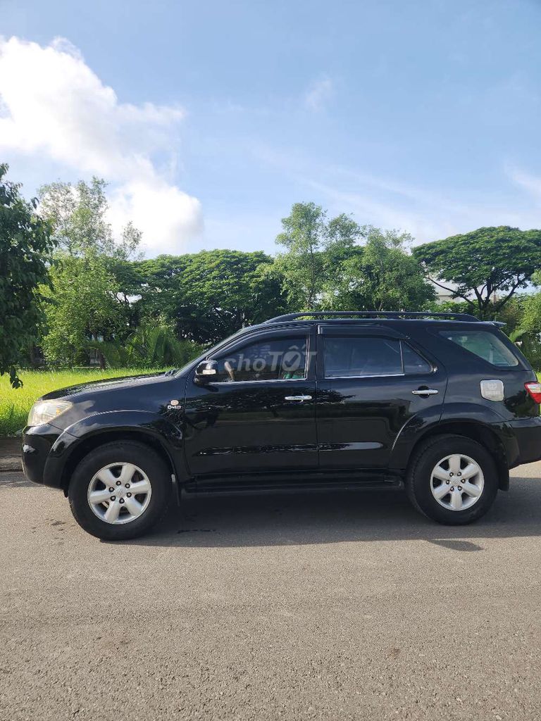 Toyota Fortuner 2010 - ảnh 3