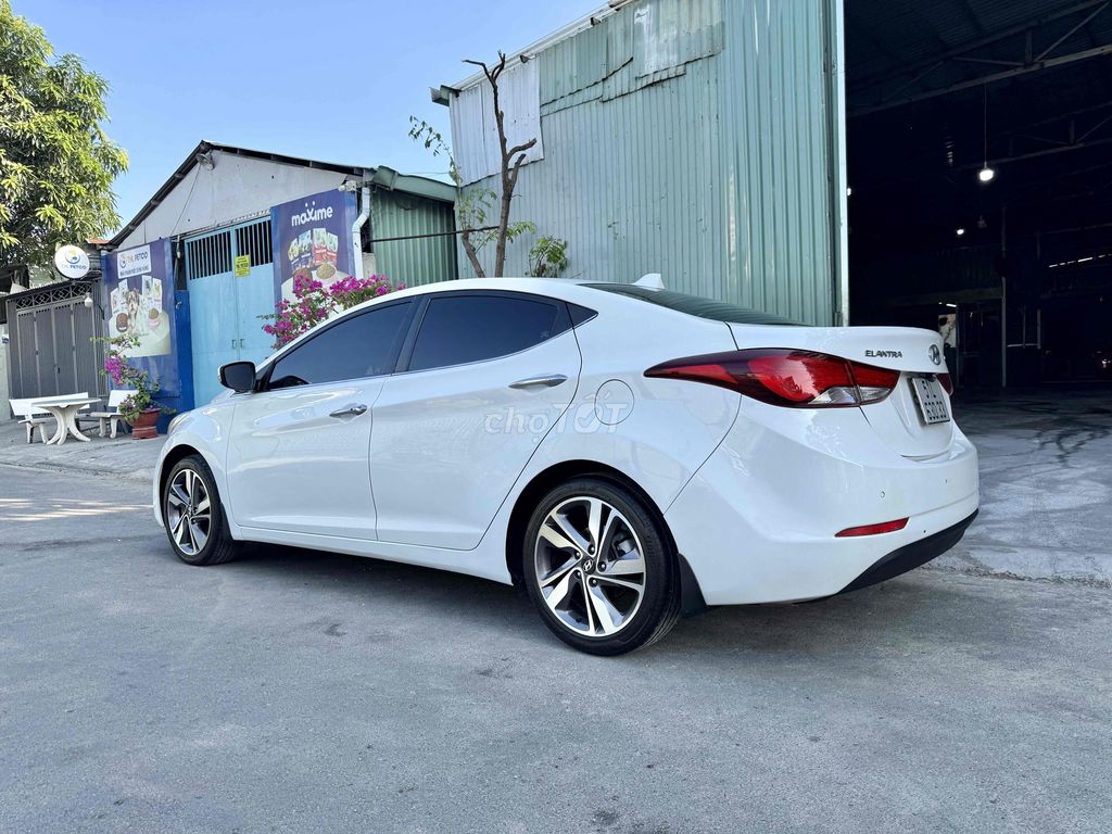Hyundai Elantra - ảnh 4