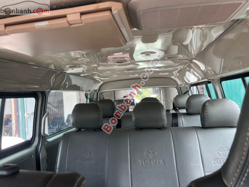 Toyota Hiace 2011 - ảnh 4
