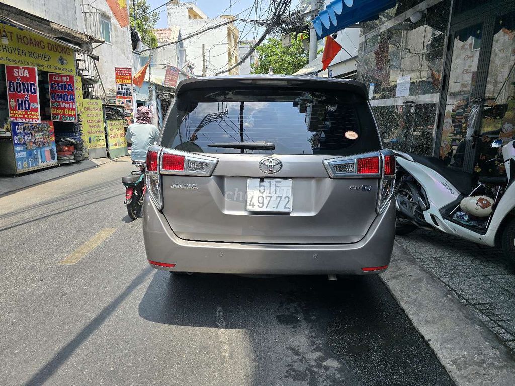 Toyota Innova 2.0E - ảnh 2