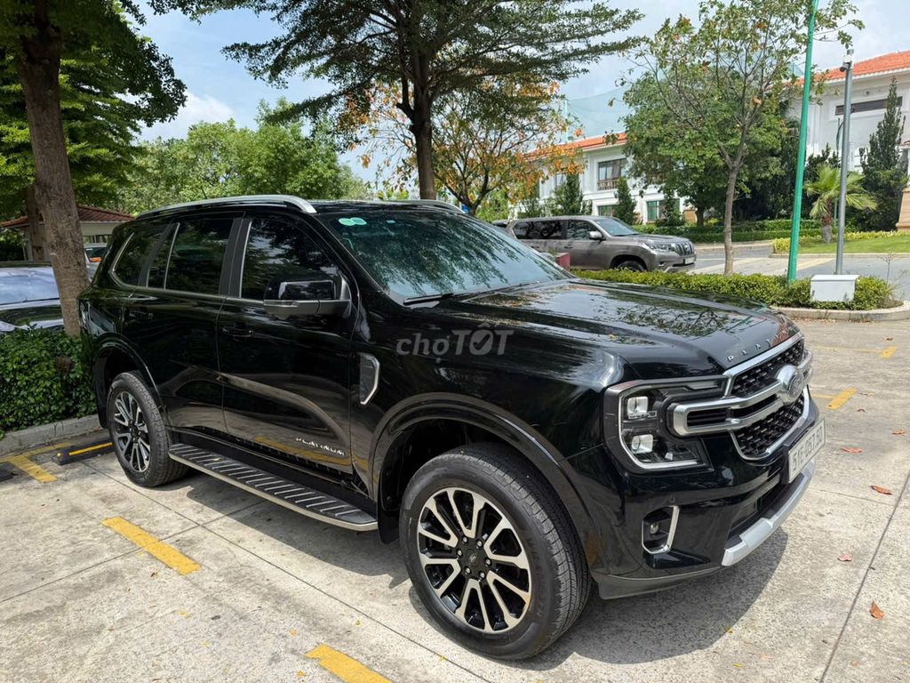 Ford Everest - ảnh 1
