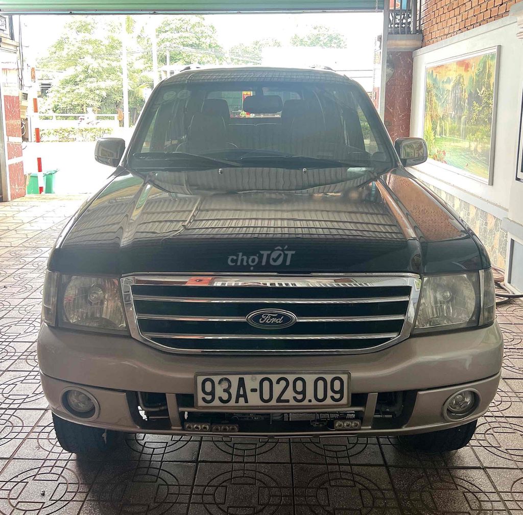 Ford Everest - ảnh 1