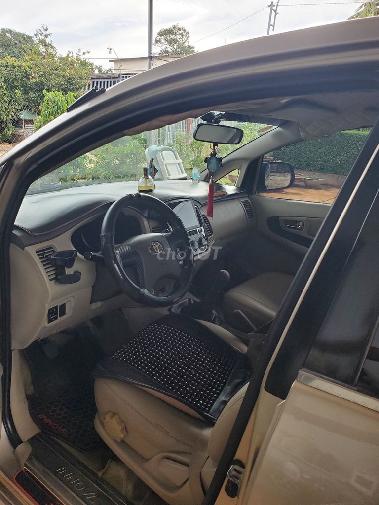 Toyota Innova - ảnh 4