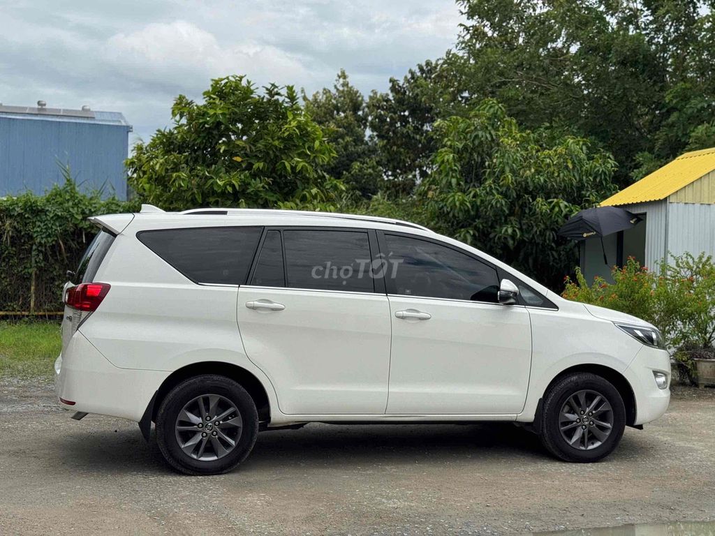 Toyota Innova - ảnh 2