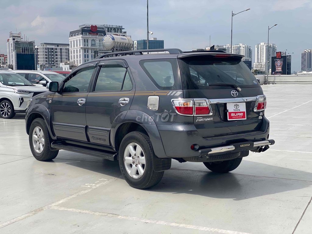 Toyota Fortuner 2011 - ảnh 4