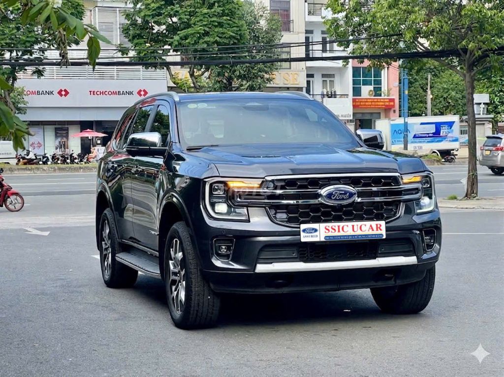 Ford Everest 2025 - ảnh 1